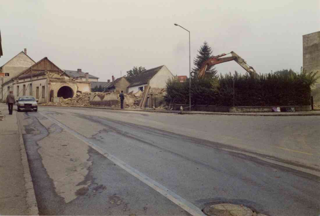 Abriss des Gasthof Bauer am Hauptplatz im Jahr 1988