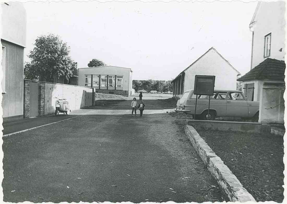 Kindergarten und Kastell am 10.04. 1973 am Sparkassenplatz