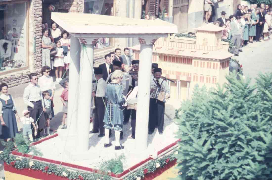 Volksfest und Blumenkorso 1955 in der Herrengasse mit der Drogerie Kottas