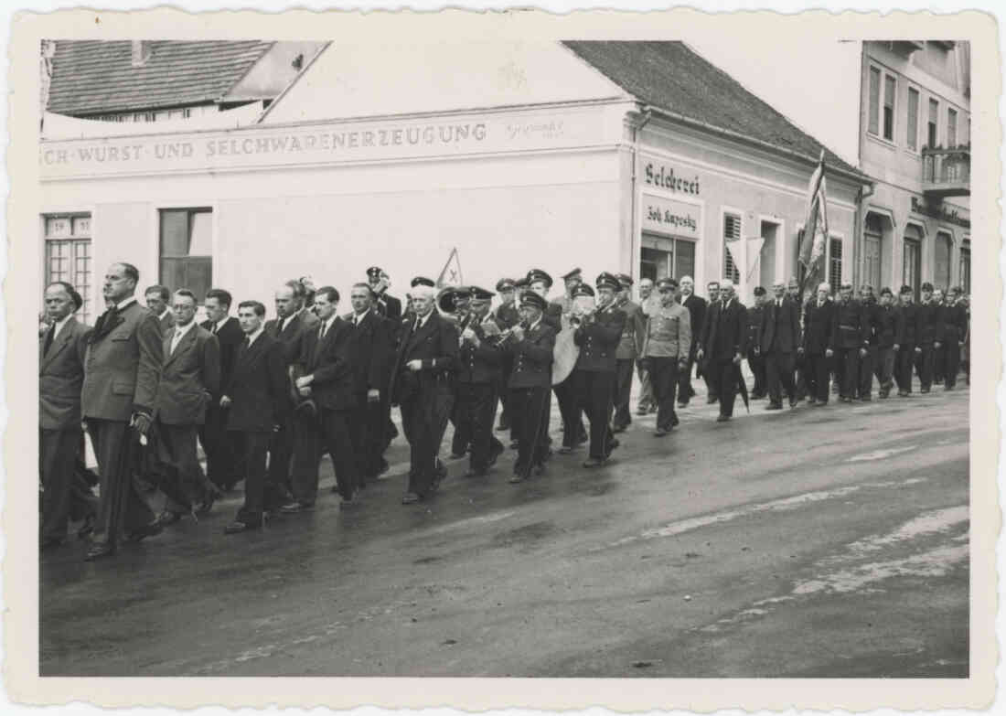 Ein Festumzug zieht vorbei an der Selcherei, Fleisch - und Wurst Kapesky am Hauptplatz und in die Herrengasse