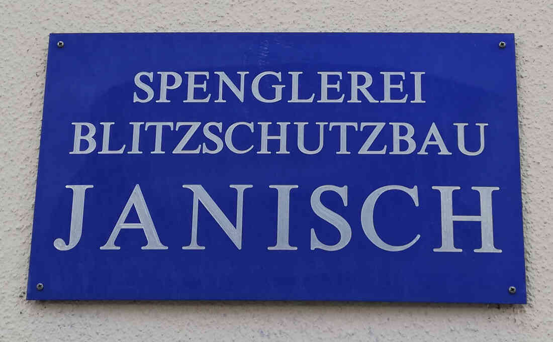 Firmentafel der Spenglerei Janisch in der Kirchenstraße 8, früher Hausnummer 530, gegründet im Jahr 1922, Schild Nummer 7