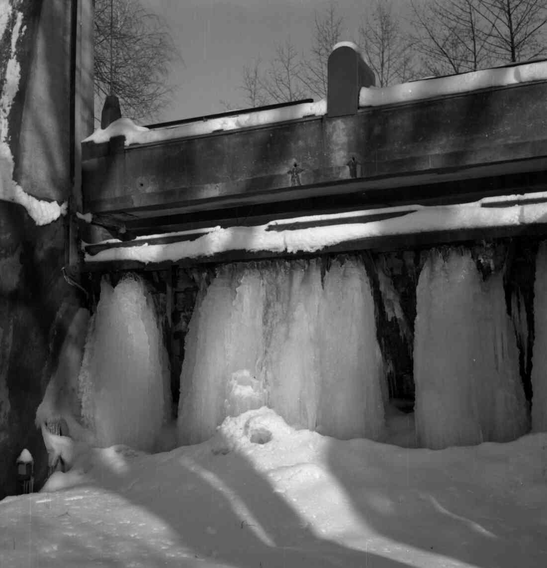 Die Wehr zugefroren
