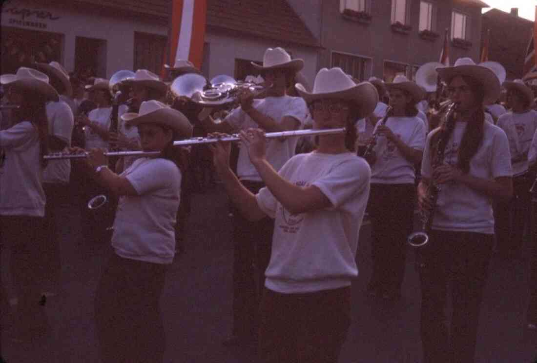 Amerika - Woche 1975 mit Brass Band in der Hauptstraße mit Papier unbd Spielwaren Wagner