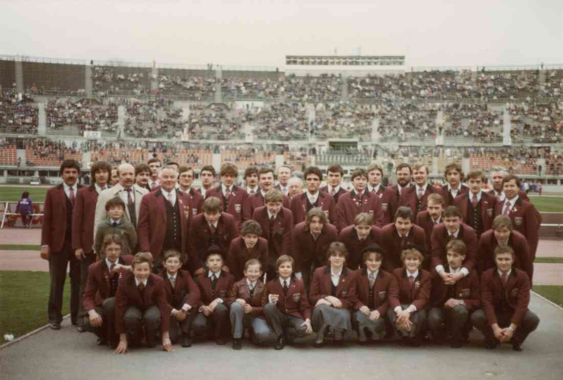 Musikverein Stegersbach, beim Fussballspiel U 21 Österreich - Holland im Praterstadion Wien, ein Erinnerungsfoto
