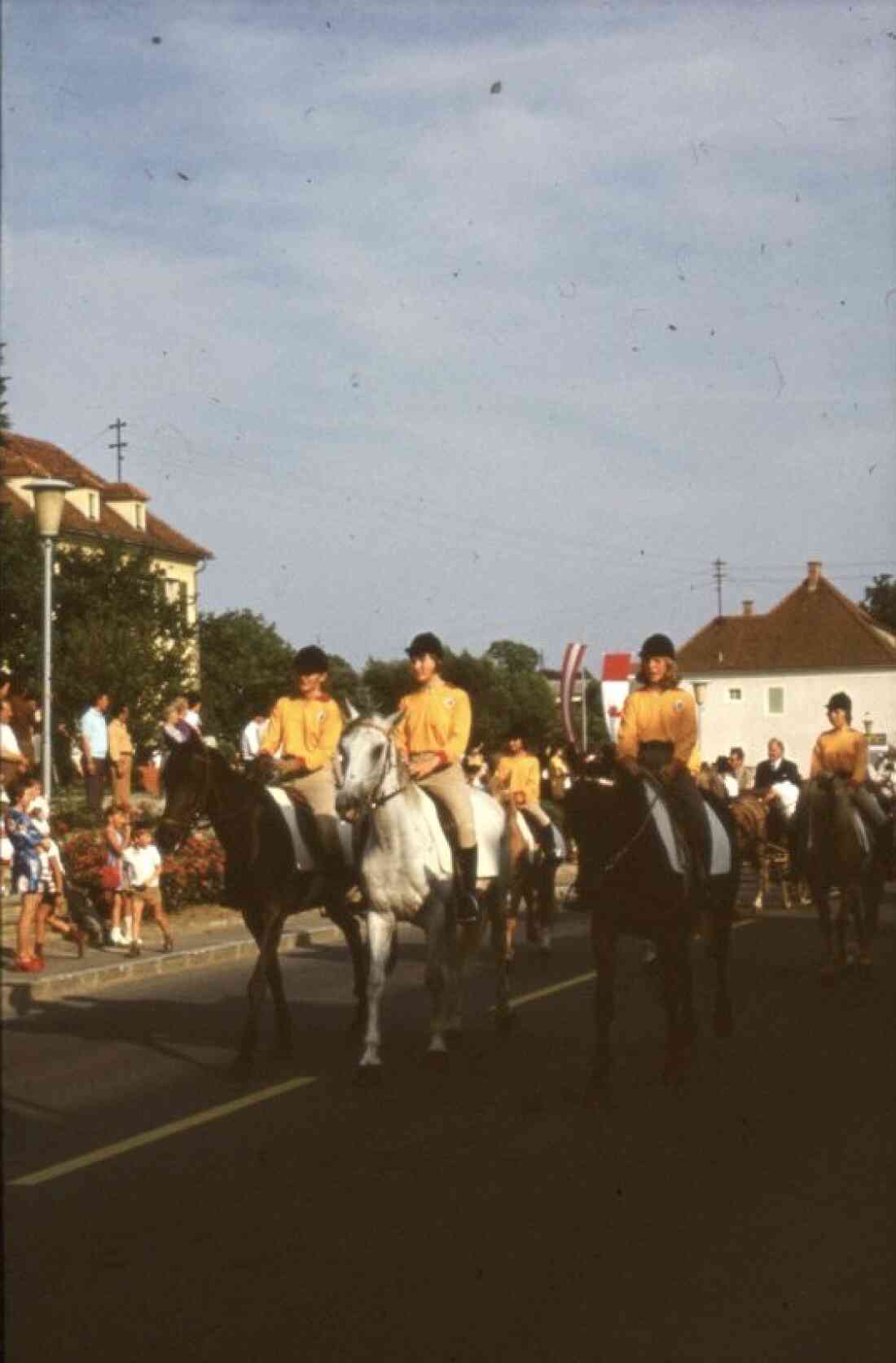 Amerika - Woche 1975 mit dem Reitverein Stegersbach in der Hauptstraße und der Hauptschule
