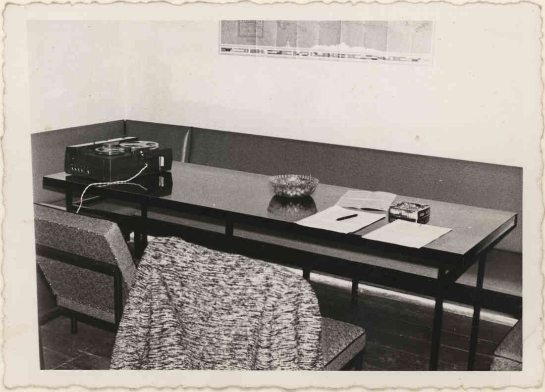 Vereinslokal Europäische Jugend mit einer Tonbandmaschine