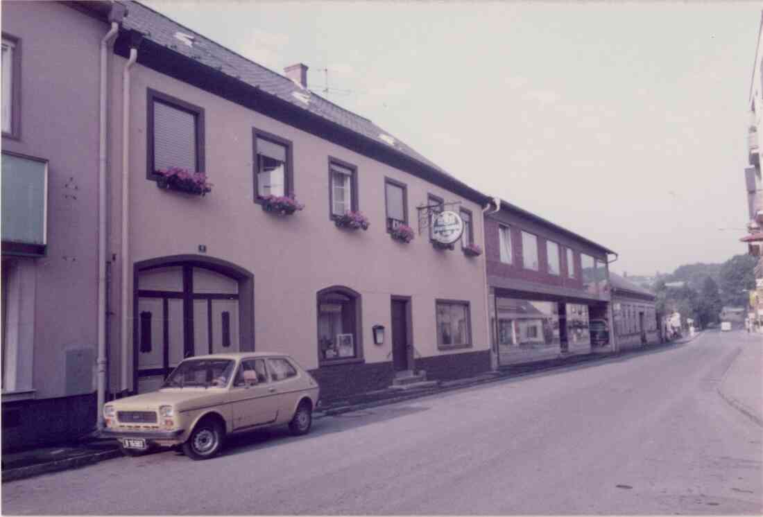 Herrengasse mit Cafe - Restaurant Mandler und dem Geschäft Reiter im Juli 1983