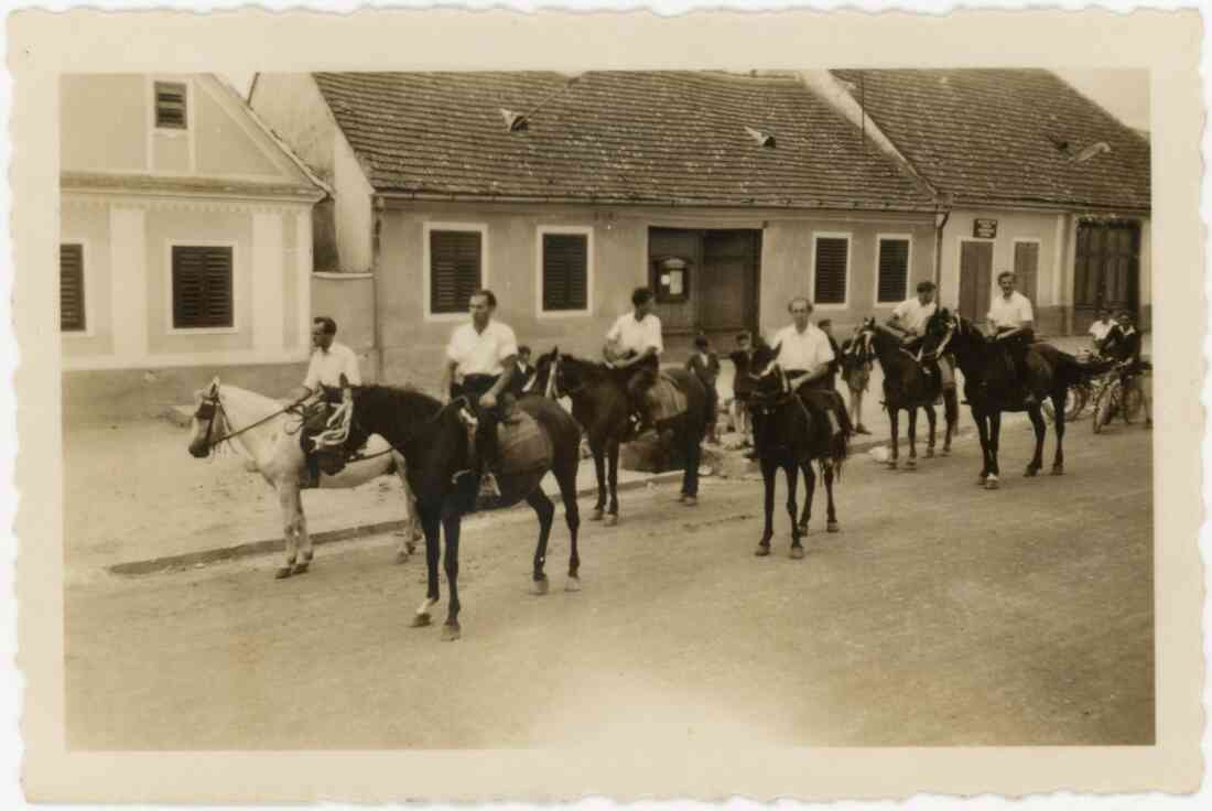Eine Prozession in der Hauptstraße mit dem Häusern von den Familien Rothen, Six und Novakovits