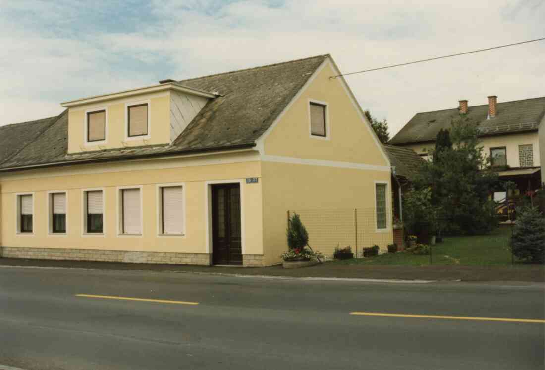 Ehemaliger Sattler und Tapezierer Radnetter in der Hauptstraße 37 im Juli 1993