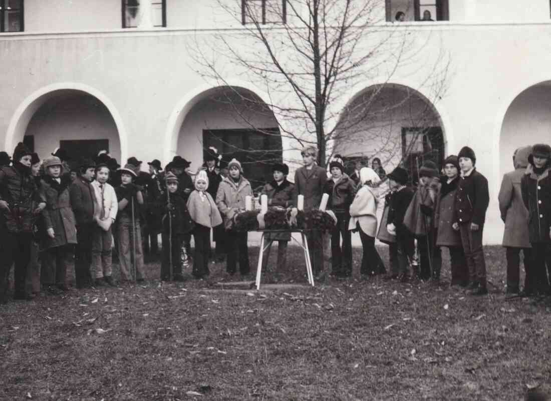 Der Nikolaus vor dem Kastell Kastell und ehemaligen Museum in den 70er Jahren