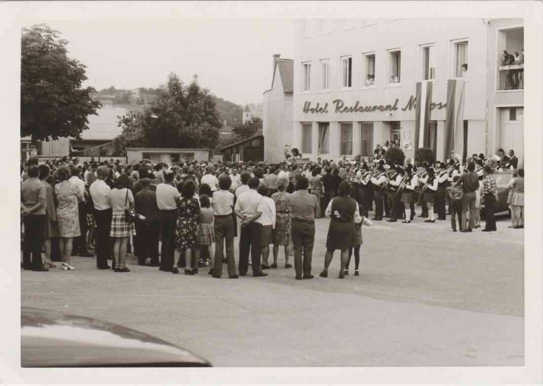 Rudolf Kirchschläger in Stegersbach vor dem Hotel Restaurant Novosel am Ägidiplatz 6