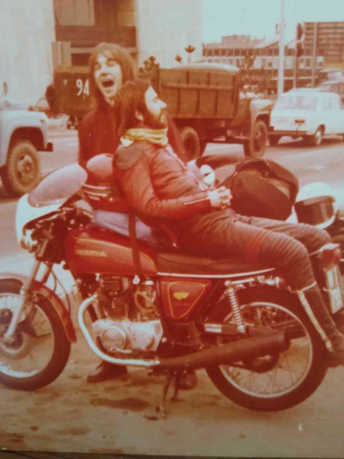 Albert Abi Janisch und Norbert Norbi Prenner 1978 Tatabanya Ungarn, mit Norbis ersten Motorrad, einer Honda 360