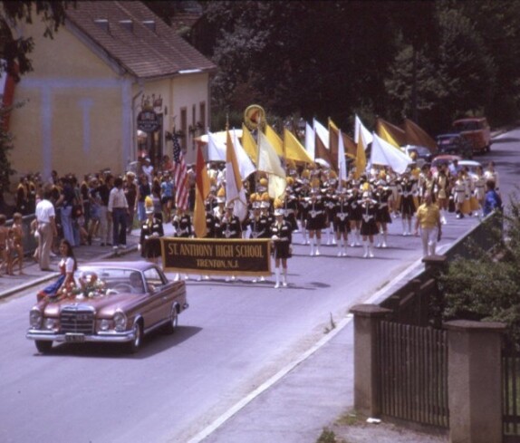 Amerika - Woche 1975 mit der St. Anthony High School, Trenton, New York in der Grazer Straße und dem Cafe Jacky