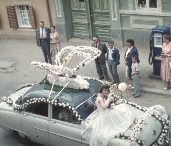 Volksfest und Blumenkorso 1955 in der Herrengasse mit dem Grosshandel Röhrich, Sparkasse und der Tankstelle