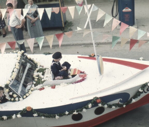 Volksfest und Blumenkorso 1955 in der Herrengasse und der Tankstelle