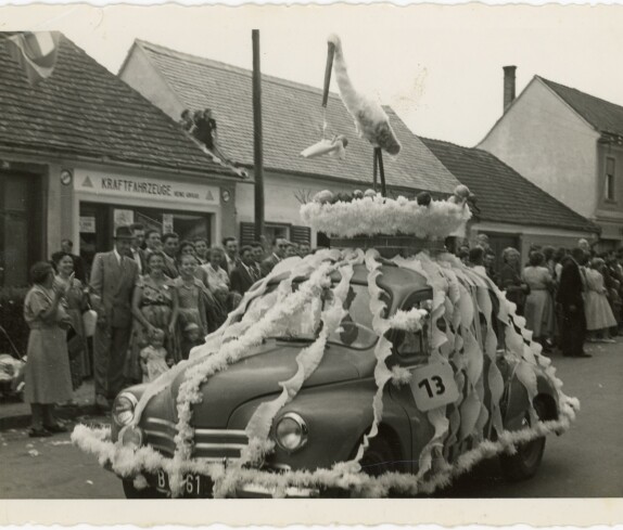 Volksfest und Blumenkorso 1955 in der Hauptstraße, mit dem festlich geschmückten Auto des Dentist Alois Schöpe