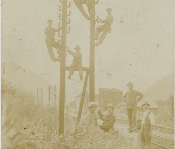 Stegersbacher Telegrapher bei der Arbeit beim Bahnhof und den Bahngleisen