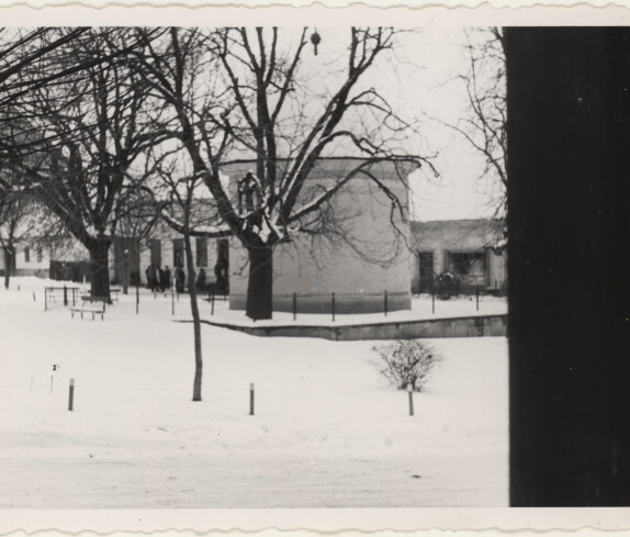 Winter am Hauptplatz mit der Antonius Kapelle und dem Park und der Hauptstraße
