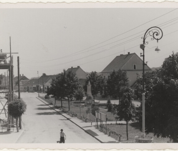 Hauptplatz mit Park im Sommer 1952