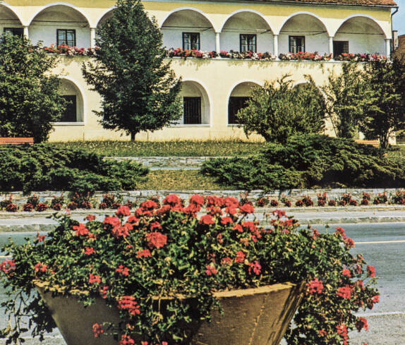 Kastell Stegersbach und ehemaliges Museum, Sparkassenplatz 2, Hauptstraße