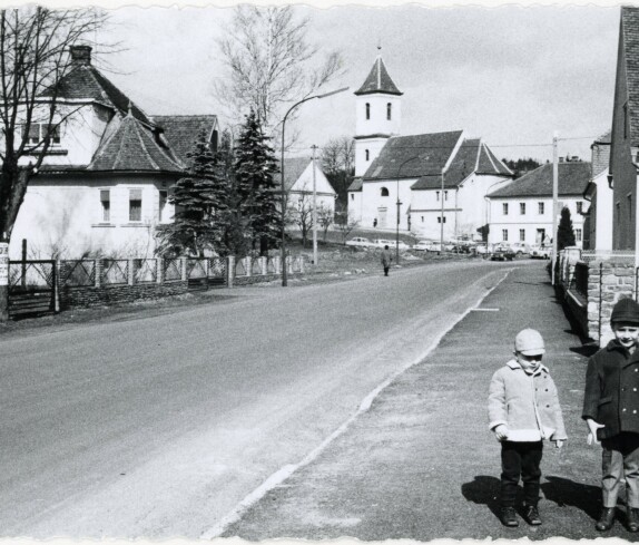 Kirchengasse mit dem Alten Pfarrhof, Ägidius Kirche, Volksschule