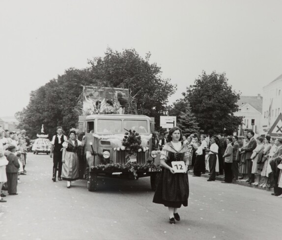 Volksfest mit Blumenkorso 18. August 1957 in der Hauptstraße