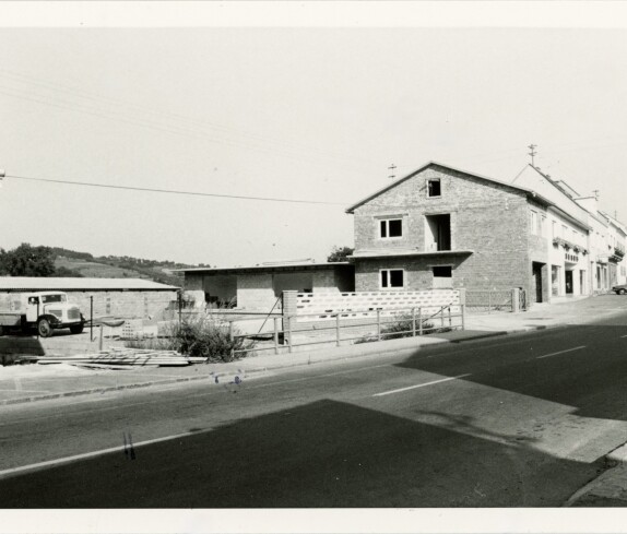 Baustoffhandel Franz Bauer, Hauptstraße 18 und Neubauer Brücke im Jahr 1972
