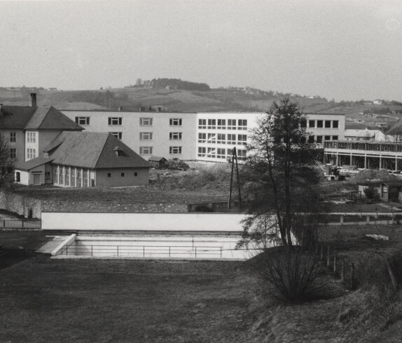 Schwimmbad und Hauptschule am 01.04.1973 in der Kastellstraße
