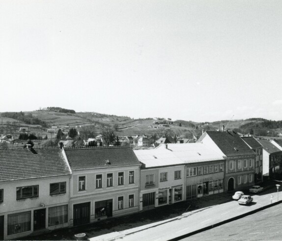 Hauptstraße und mit Friseur Mandler, Elektrohaus Radanovits und Apotheke am 10. April 1973