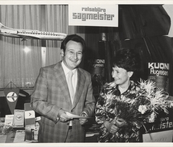 Reisebüro Sagmeister Reisebüroeröffnung in der Sparkasse in Oberwart 1975 mit Emil Sagmeister und Frau Martos