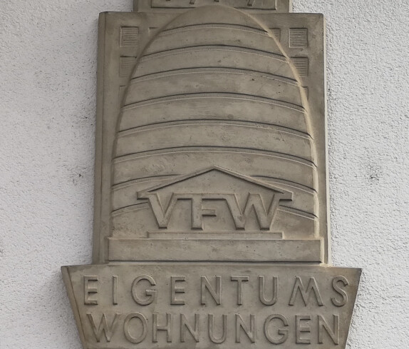 Firmentafel oder Firmenlogo der VFW Eigentumswohnungen in der Grazer Straße 7, Schild Nummer 1