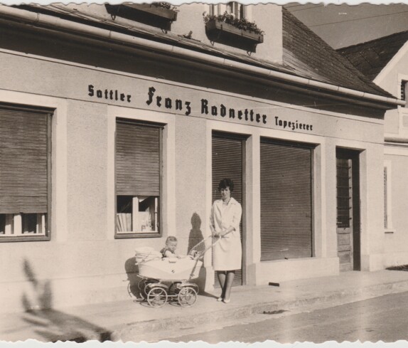 Sattler Tapezierer Franz Radnetter, Hauptstraße 37, Herta Radnetter mit ihren Sohn Herwig