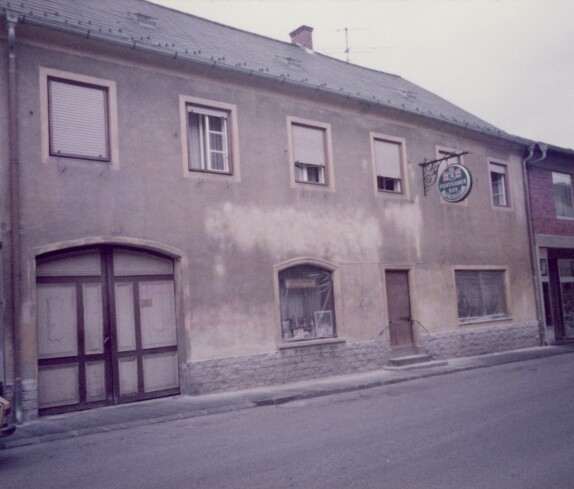 Herrengasse mit Cafe - Restaurant Mandler und dem Geschäft Reiter im Juli 1983