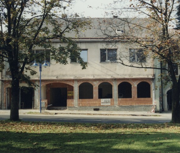 Neubau der Bestattung Oswald am Hauptplatz, ehemals das Geschäft Bakanitsch 07.10.2001