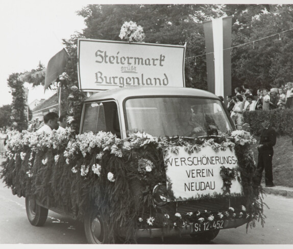Volksfest mit Blumenkorso 18. August 1957 in der Hauptstraße