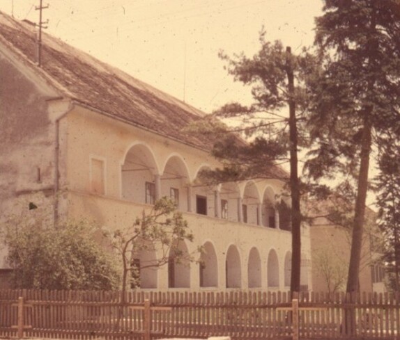 Hauptstraße mit dem Kastell und ehemaligen Museum und der Hauptschule