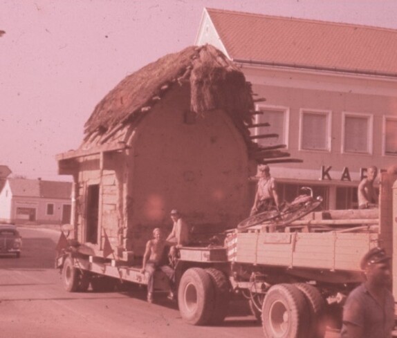 Transport eines alten Bauernhaus für das ehemalige Freilichtmuseum Stegersbach hinter dem Kastell