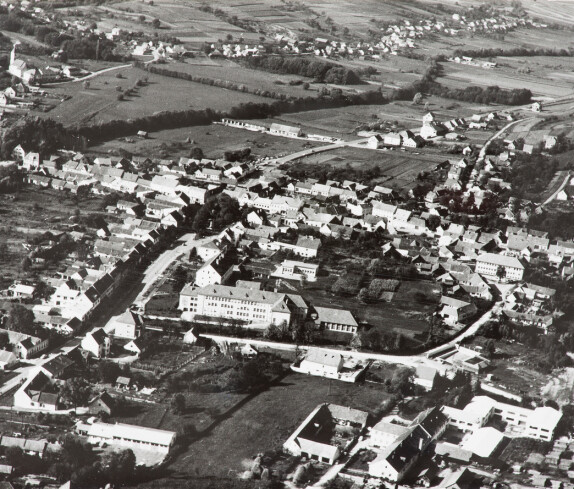 Stegersbach, Flugaufnahme, Ortsansicht, Kirchengasse, Grazer Straße, Herrengasse, Wiener Straße, Schoadastraße, Hauptstraße, Kastellstraße,