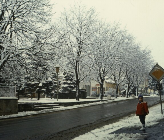 Hauptplatz und Hauptstraße, Park mit A & O Geschäft und Sparkasse am 20.03.1969