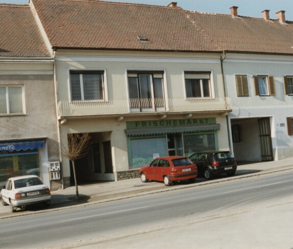 Hauptstraße 19 mit Gazelle Geschäft, sowie der Frischemarkt, ehemals Maria und Tibor Pieber am 28.02.2000