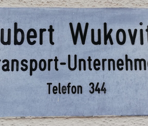 Firmentafel der Firma Hubert Wukovits in der Hauptstraße 10, Schild Nummer 3