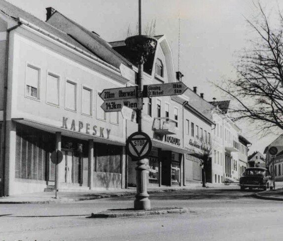 Hauplatz, Fleischerei Kapesky, Konsum Geschäft, Schuhhaus, Rathaus, Kaiser Bekleidungsgeschäft, Gasthof Bauer