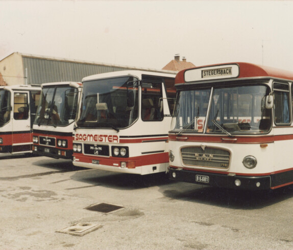 Reisebüro Sagmeister, die  Busse parken am Firmengelände in der Kirchengasse 11 im Jahr 1987