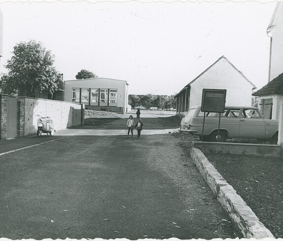 Kindergarten und Kastell am 10.04. 1973 am Sparkassenplatz