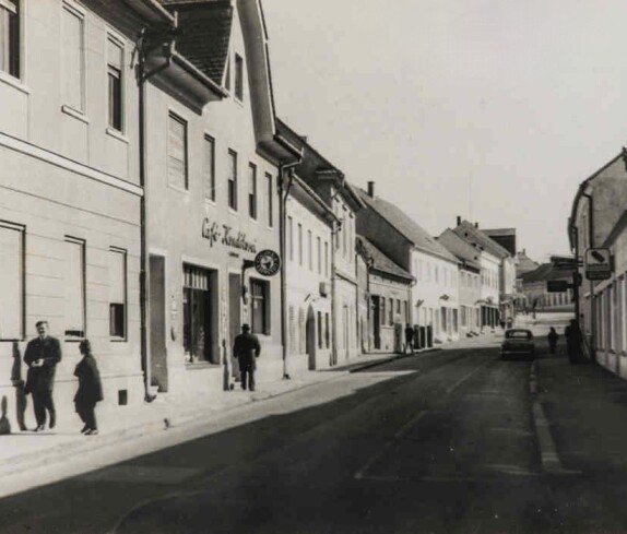 Stegersbach, Herrengasse, Hauptplatz, Cafe Konditorei Zwikovits, Grosshandel Röhrich, Drogerie Kottas, Kaufhaus Lorenz Radnetter, Gasthof Bauer, Einkehrgasthof Steiner und die Konditorei Wagner