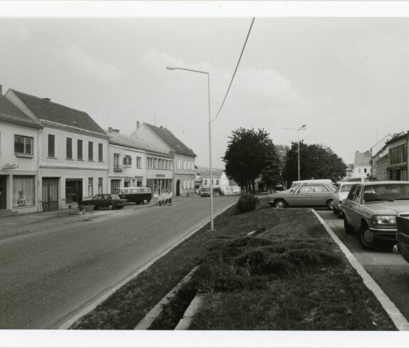 Hauptstraße und Hauptplatz mit Friseur Mandler, Elektrohaus Radanovits und Apotheke