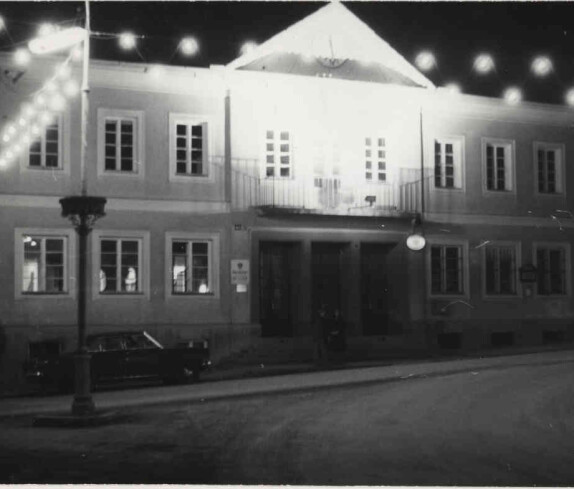 Rathaus mit der Weihnachtsbeleuchtung im Jahr 1971