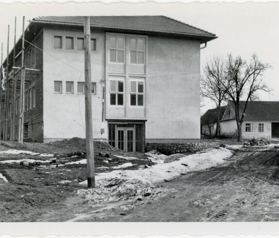 Neubau des Arbeitsamts im Jahr 1956 in der Vorstadt 3 mit dem Lindenbaum
