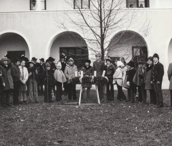 Der Nikolaus vor dem Kastell Kastell und ehemaligen Museum in den 70er Jahren
