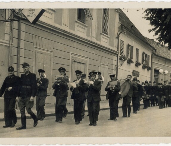 Musikkapelle Karl Kapesky in der Herrengasse mit dem Elektro Otto Dietinger Radio, Grosshandlung Röhrich und der Sparkasse